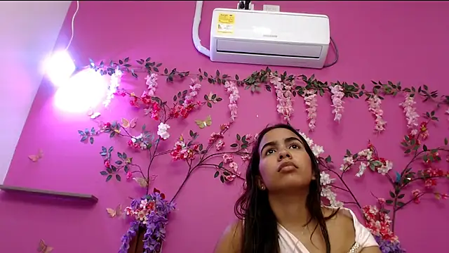 Snapshot of skinnysofia18 chatting on 23, 5, 2026 skinnysofia18 online show from 23, 5, 2026