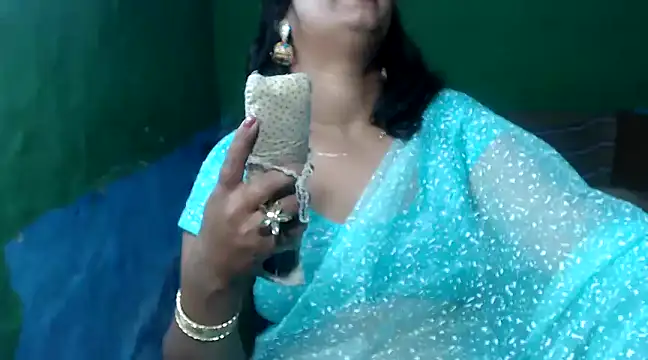 Snapshot of DearKimmi chatting on 8, 3, 2025 DearKimmi online show from 8, 3, 2025