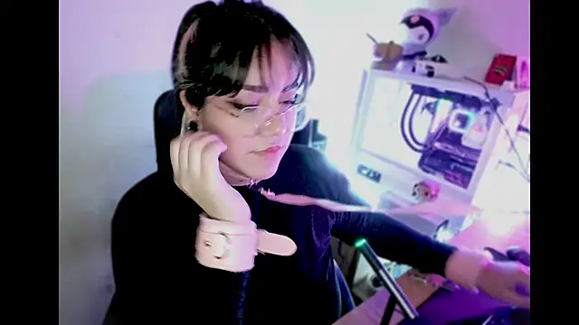 Snapshot of PinkDenial chatting on 11, 9, 2025 PinkDenial online show from 11, 9, 2025