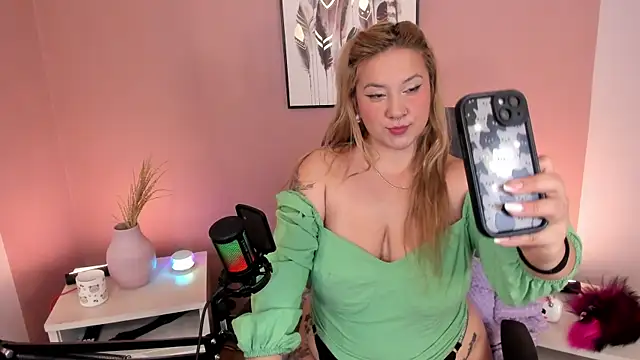 hollie joliie online show from 20, 12, 2025