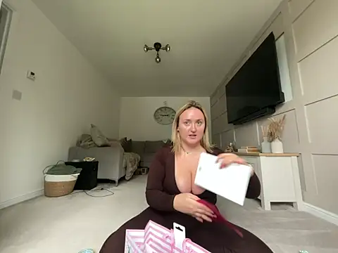 Elliemaee online show from 3, 10, 2025