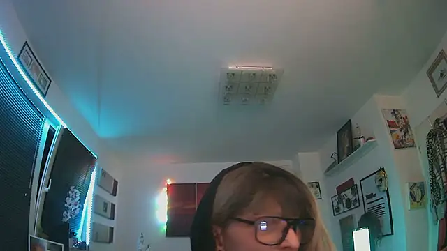 Snapshot of hellgirl1980 chatting on 19, 10, 2025 hellgirl1980 online show from 19, 10, 2025