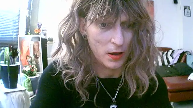 Snapshot of hellgirl1980 chatting on 1, 11, 2025 hellgirl1980 online show from 1, 11, 2025