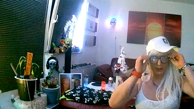 Snapshot of hellgirl1980 chatting on 28, 11, 2025 hellgirl1980 online show from 28, 11, 2025