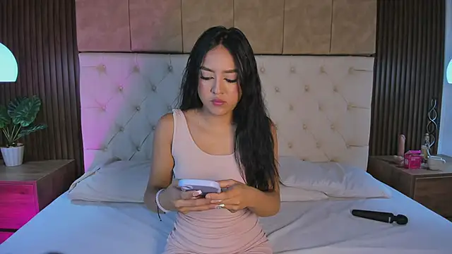 Dafne Hillss online show from 4, 10, 2025