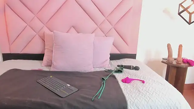 Caroline daring online show from 6, 7, 2026