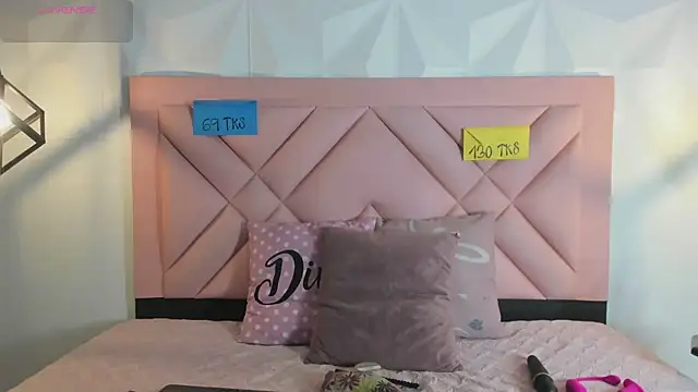 Caroline daring online show from 4, 8, 2026