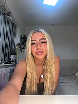 Snapshot of BlondeBetty chatting on 3, 11, 2025 BlondeBetty online show from 3, 11, 2025