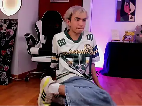 Snapshot of guynextdo0r chatting on 3, 10, 2025 guynextdo0r online show from 3, 10, 2025