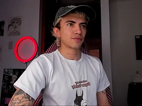 Snapshot of guynextdo0r chatting on 5, 10, 2025 guynextdo0r online show from 5, 10, 2025