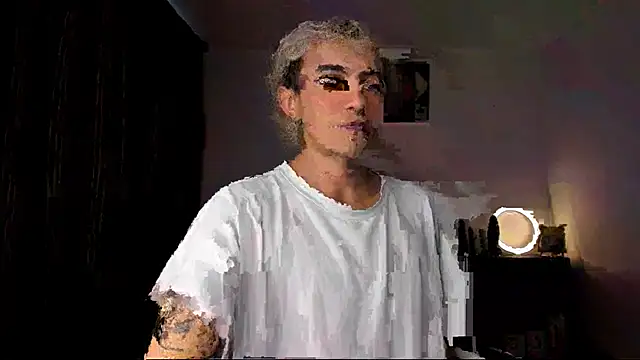 Snapshot of guynextdo0r chatting on 16, 10, 2025 guynextdo0r online show from 16, 10, 2025