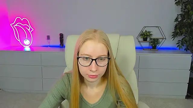 Alina Blonde online show from 13, 9, 2025