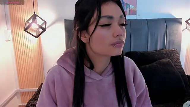 Evaa rosee  online show from 29, 9, 2025