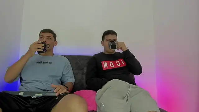 Snapshot of maykel_and_mike chatting on 19, 10, 2025 maykel and mike online show from 19, 10, 2025