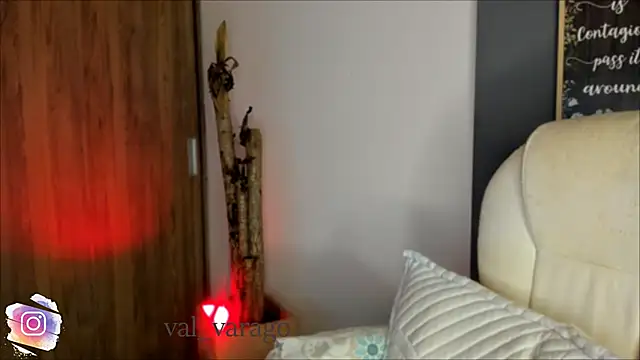 Snapshot of val_varago chatting on 8, 4, 2026 val varago online show from 8, 4, 2026