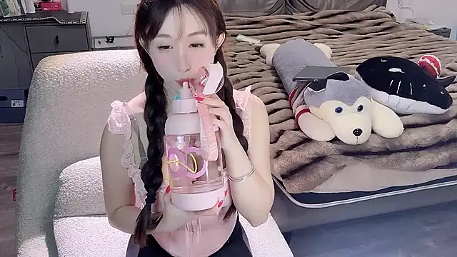 Snapshot of naiyaomeimei chatting on 13, 10, 2025 naiyaomeimei online show from 13, 10, 2025