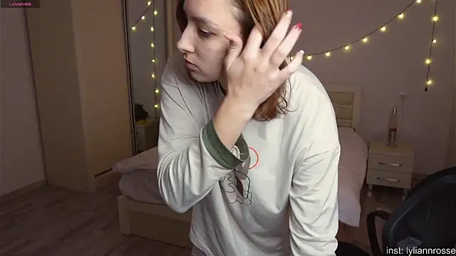 Snapshot of LilyannRosse chatting on 8, 11, 2025 LilyannRosse online show from 8, 11, 2025