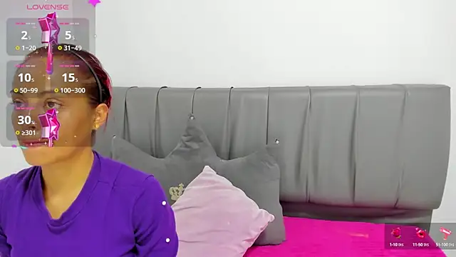 HoollyHendrix online show from 30, 10, 2025