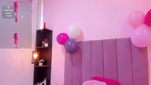 HoollyHendrix online show from 5, 11, 2025