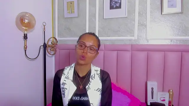 HoollyHendrix online show from 10, 3, 2026