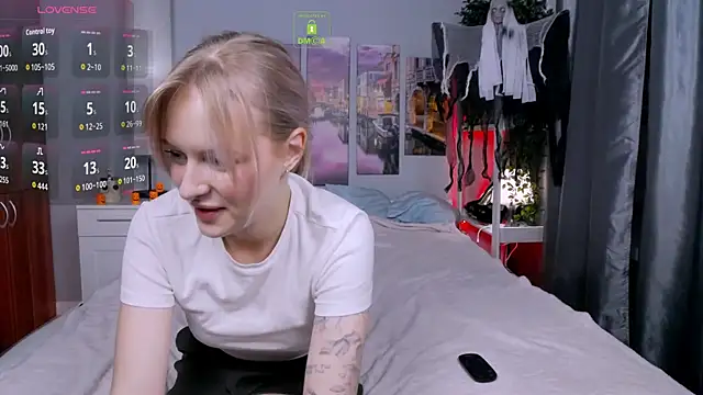 Snapshot of LunaLuxxy chatting on 3, 10, 2025 LunaLuxxy online show from 3, 10, 2025