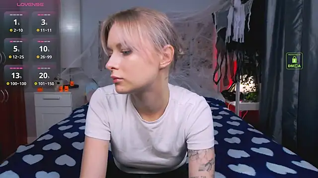 Snapshot of LunaLuxxy chatting on 10, 10, 2025 LunaLuxxy online show from 10, 10, 2025