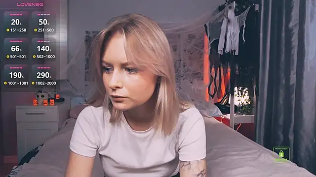 Snapshot of LunaLuxxy chatting on 16, 10, 2025 LunaLuxxy online show from 16, 10, 2025