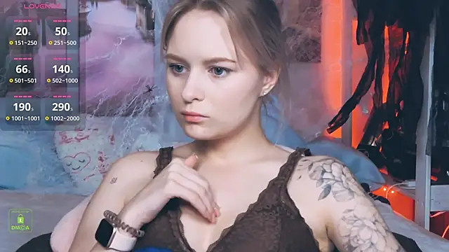 Snapshot of LunaLuxxy chatting on 24, 10, 2025 LunaLuxxy online show from 24, 10, 2025