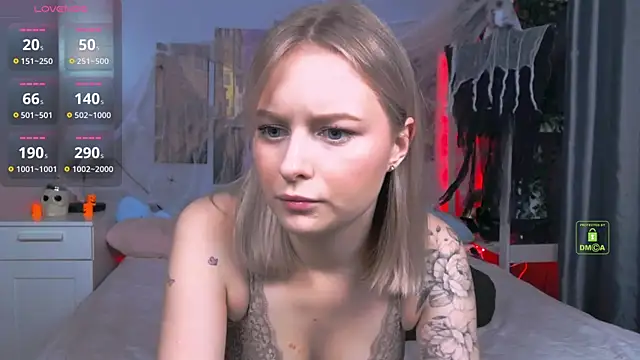 Snapshot of LunaLuxxy chatting on 28, 10, 2025 LunaLuxxy online show from 28, 10, 2025