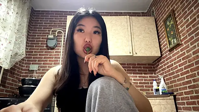 EmmaLeexth online show from 6, 3, 2026