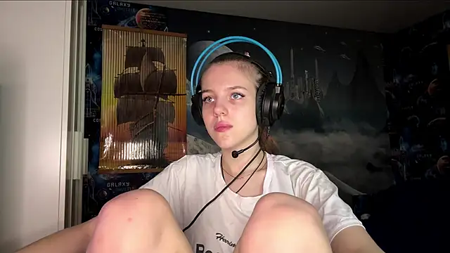 Elira Breeze online show from 12, 11, 2025