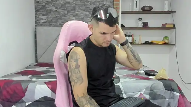 BooyHott  online show from 12, 2, 2026