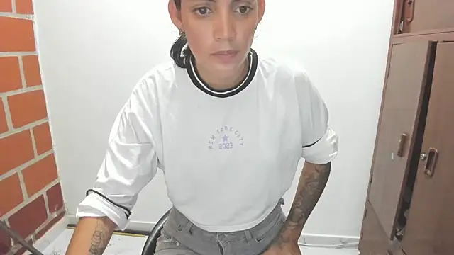 catalinacoxx online show from 13, 10, 2025