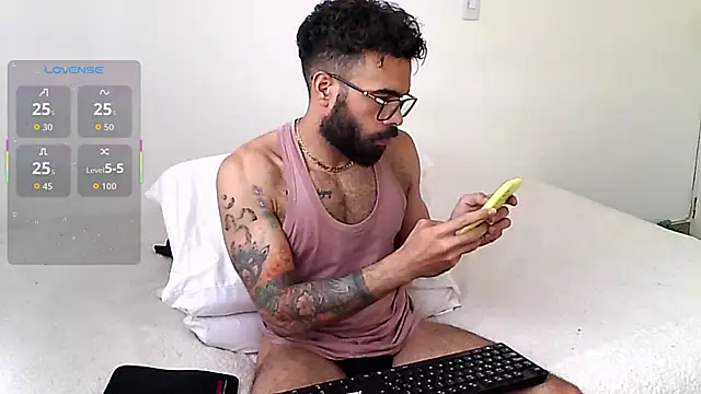 Snapshot of htrebor87 chatting on 10, 10, 2025 htrebor87 online show from 10, 10, 2025