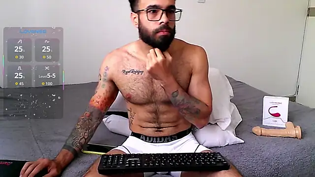 Snapshot of htrebor87 chatting on 21, 10, 2025 htrebor87 online show from 21, 10, 2025