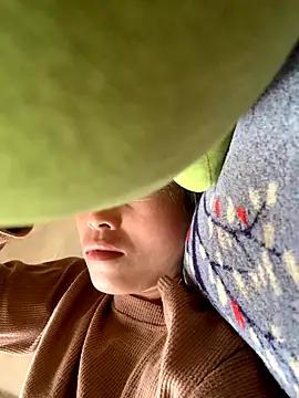 Snapshot of Halyy_xx chatting on 28, 10, 2025 Halyy xx online show from 28, 10, 2025