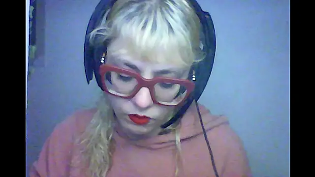 Snapshot of BlondieTami chatting on 9, 10, 2025 BlondieTami online show from 9, 10, 2025