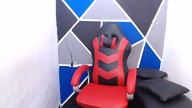 Snapshot of DEIV2_ chatting on 8, 10, 2025 DEIV2 online show from 8, 10, 2025