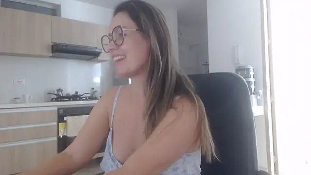 Snapshot of LovePaula chatting on 4, 7, 2026 LovePaula online show from 4, 7, 2026