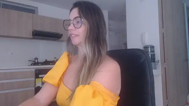 Snapshot of LovePaula chatting on 25, 7, 2026 LovePaula online show from 25, 7, 2026