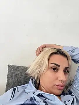 Snapshot of Giullyaxx chatting on 17, 10, 2025 Giullyaxx online show from 17, 10, 2025