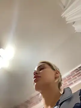 Snapshot of Giullyaxx chatting on 22, 10, 2025 Giullyaxx online show from 22, 10, 2025