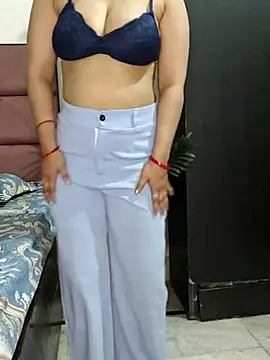 Snapshot of Charm_Queen chatting on 15, 4, 2026 Charm Queen online show from 15, 4, 2026