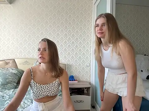 twoflowersshy online show from 4, 10, 2025