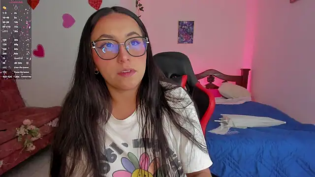 Snapshot of SophieLAmour chatting on 4, 10, 2025 SophieLAmour online show from 4, 10, 2025