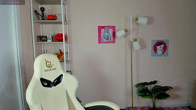 Al1ice Moures online show from 24, 11, 2025