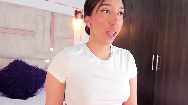 Snapshot of emily__walker chatting on 20, 11, 2025 emily walker online show from 20, 11, 2025