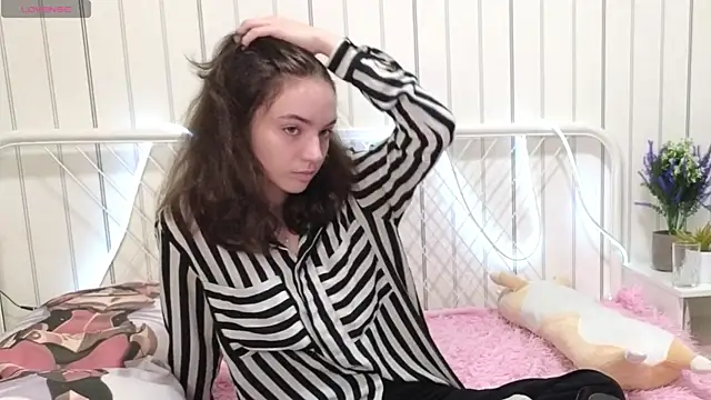 TarahCayne online show from 12, 10, 2025