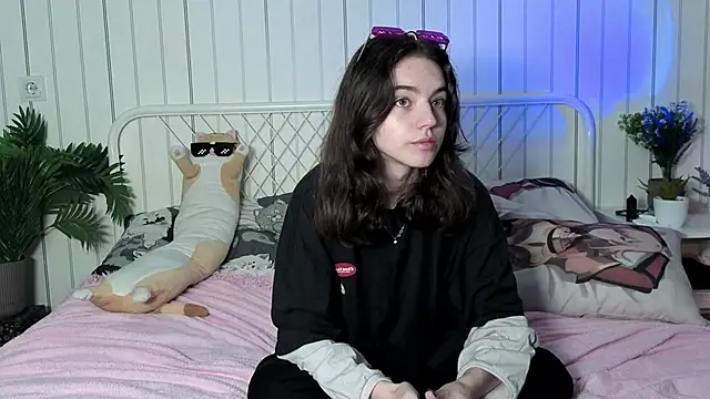 TarahCayne online show from 13, 10, 2025