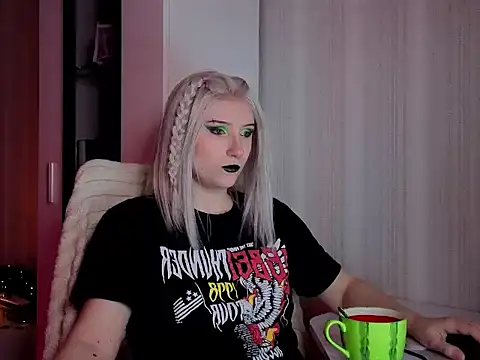 Snapshot of violet-siren-x chatting on 3, 3, 2026 violet-siren-x online show from 3, 3, 2026